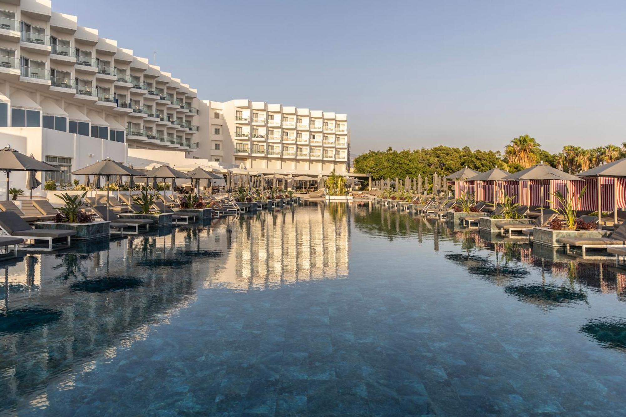 Cali Resort & Spa Designed For Adults By Louis Hotels Пея Екстериор снимка